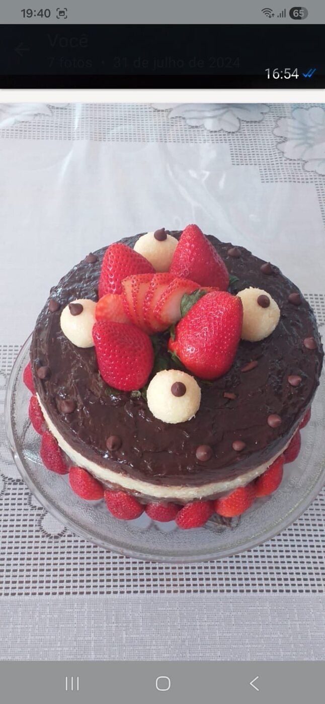 Bolo de chocolate decorado com morangos