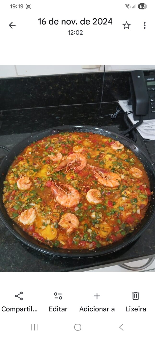 Prato colorido de camarões com legumes