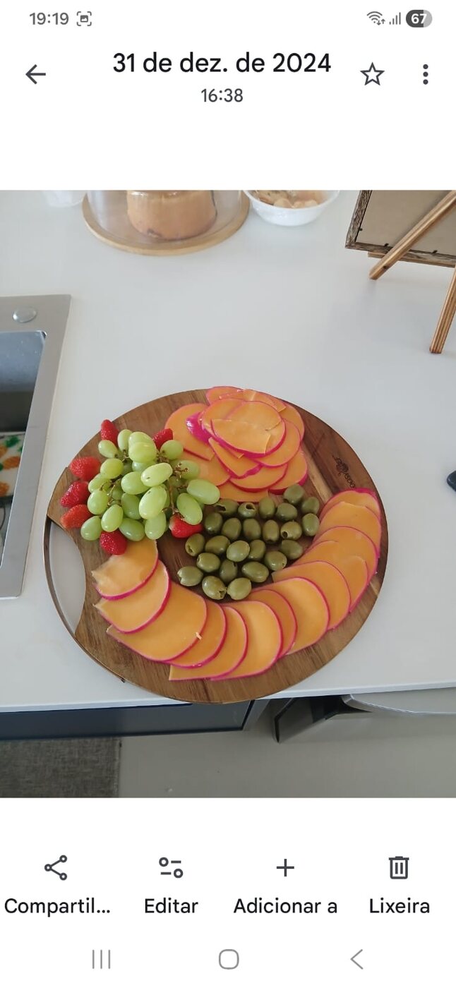 Tábua decorada com frutas frescas e frios